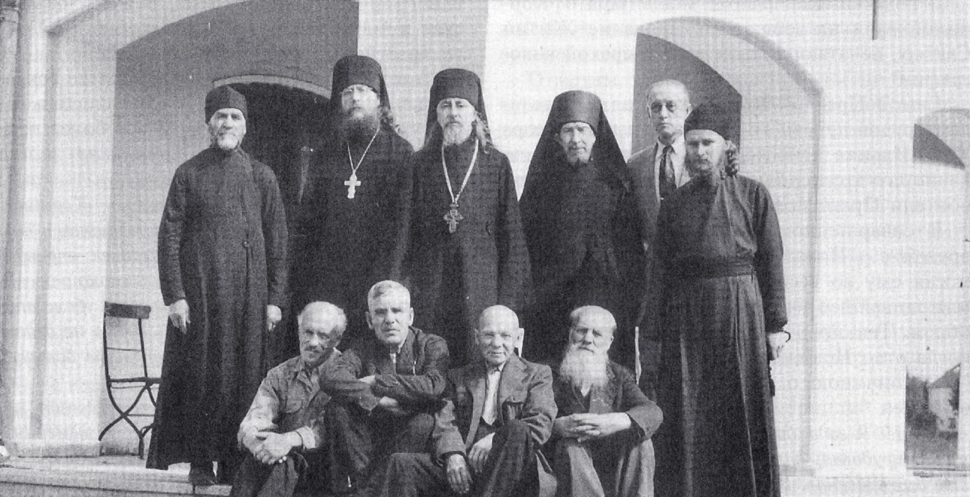Братія Обителі в середині 50 – х років. Стоять: послушник Павел (Платонов, †1979 р.), ієромонах Корнилій, архим. Іов, монах Антоній (Стадницький, † 1957 р.).